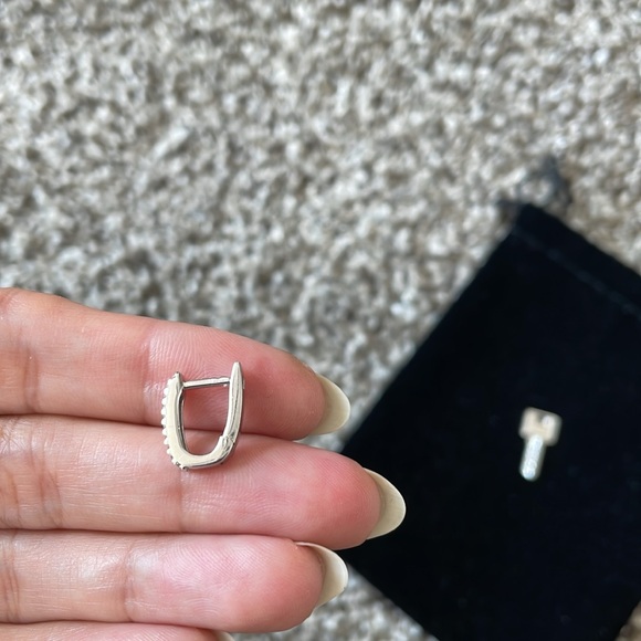 EERA Key White Gold Diamond Single Earring - Picture 13 of 17